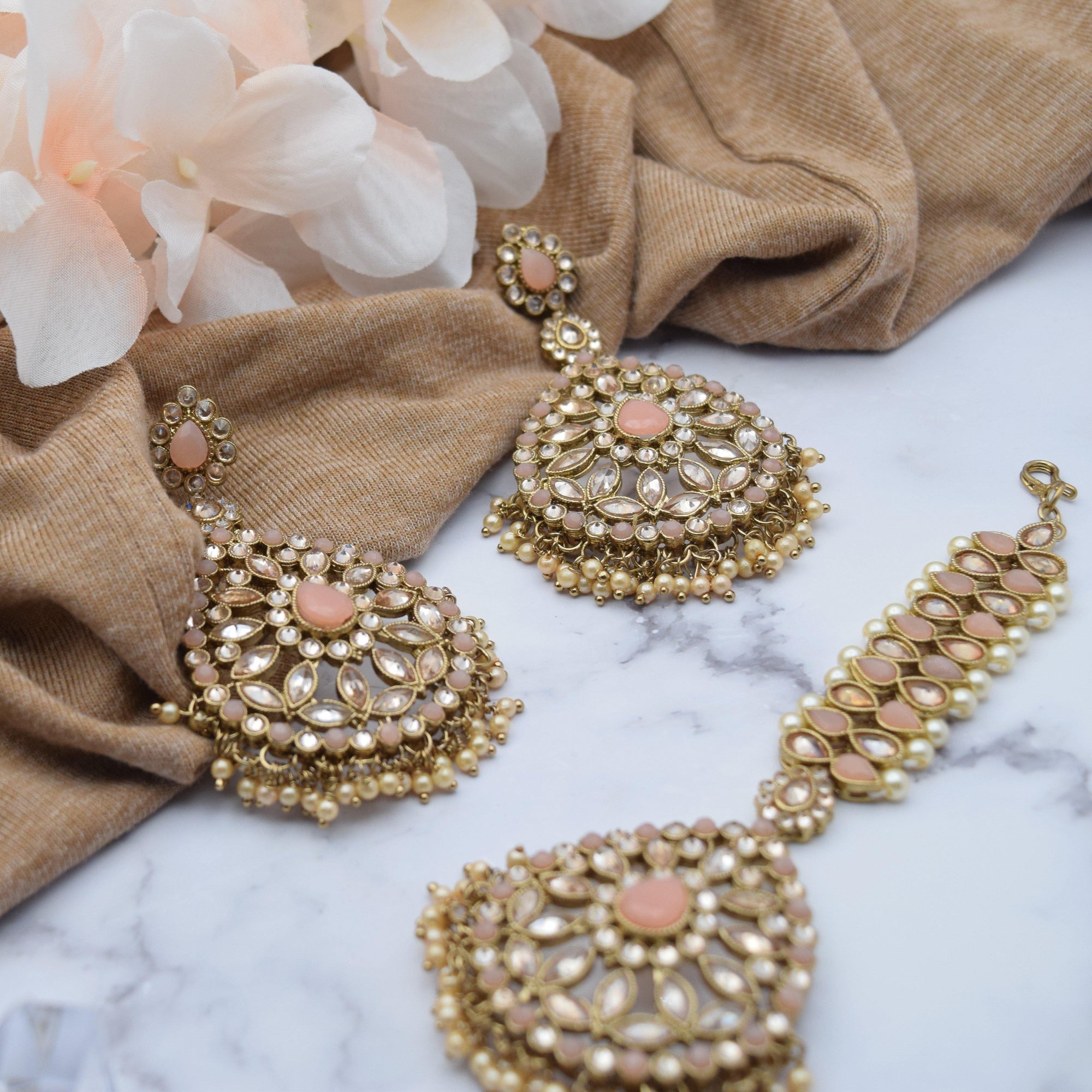 Neeru - Earring and Tika Set - Choodiyan